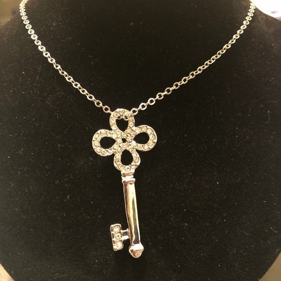 made with Swarovski crystal Pendant Chain Necklace - Picture 1 of 5